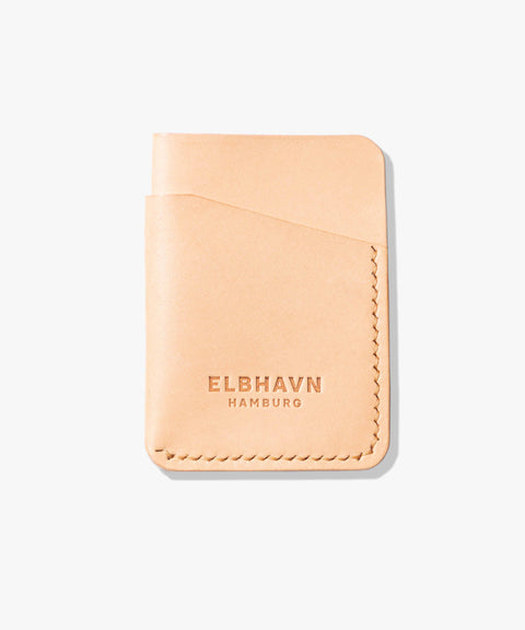 Mini-Kartenetui "Pocket Folio" aus pflanzlich gegerbtem Vacchetta-Leder in Naturfarbe, handgefertigt und minimalistisch.