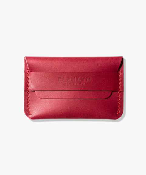 "Flap Wallet" in Farbe Rouge, kompaktes Kartenetui aus Leder für den stilvollen und praktischen Gebrauch, entworfen für minimalistische Essentials.