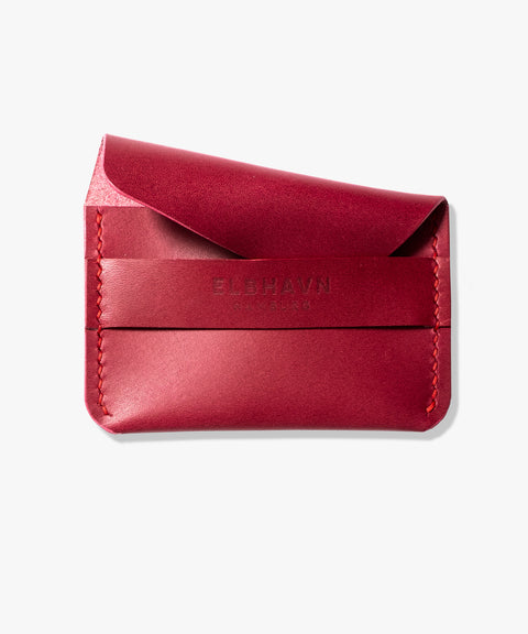 Kompaktes Kartenetui "Flap Wallet" in Rouge, ein elegantes und kompaktes Kartenetui für das Wesentliche mit elegantem Design und Funktionalität.