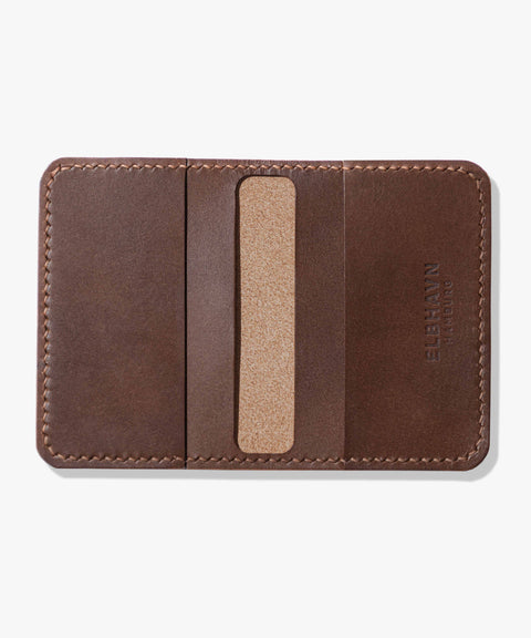 Kompaktes braunes Kartenetui "Folio" mit brauner Naht und mit mehreren Fächern für Karten und Scheine, handgefertigt in Hamburg. Vorderseite, aufgeschlagen auf einem hellgrauen Hintergrund.
