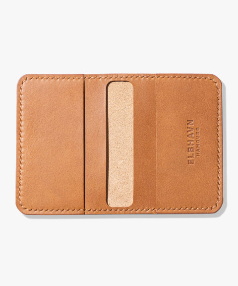 Kompaktes Kartenetui "Folio" in Cognac, handgefertigt, ideal für minimalistische Organisation von Karten und Scheinen. Innenseite, aufgeschlagen.