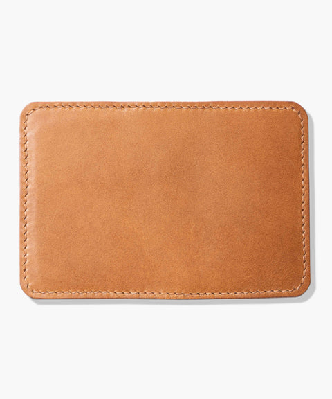 Handgefertigtes cognacfarbenes Kartenetui Folio, ideal für Minimalisten und stilvolle Organisation. Außenseite, aufgeschlagen.