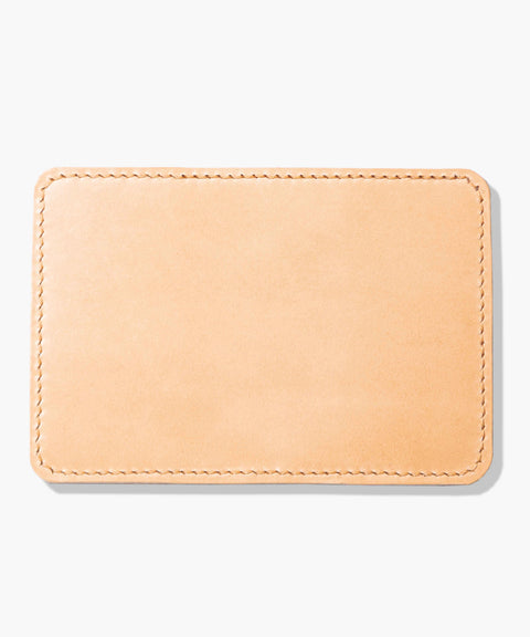 Kompaktes Leder-Kartenetui "Folio" in Naturfarbe, handgefertigt in Hamburg für Minimalisten. Außenseite, aufgeschlagen.