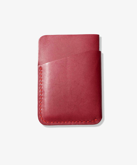 Mini-Kartenetui "Pocket Folio" in Farbe Rouge, handgefertigt aus pflanzlich gegerbtem Vacchetta-Leder für Karten und Geldscheine. Rückseite auf einem hellgrauen Hintergrund.