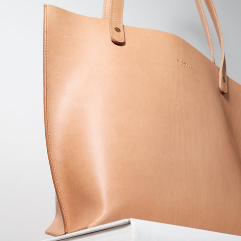 Handgefertigte Leder Shopper-Tasche "Vacchetta Tote" von ELBHAVN in minimalistischem Design aus italienischem Vacchetta-Leder. Seitenansicht von unten.