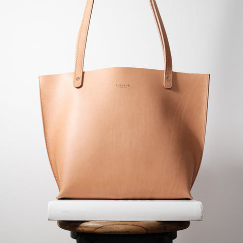 Hochwertige Leder Shopper-Tasche "Vacchetta Tote" aus pflanzlich gegerbtem Leder in naturfarben, minimalistisch designt und handgefertigt in Hamburg. Vorderseite.