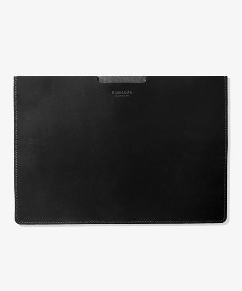 Schwarze MacBook Hülle "Vacchetta Sleeve" aus pflanzlich gegerbtem Leder von ELBHAVN. Elegant und handgefertigt. Draufsicht, Vorderseite.
